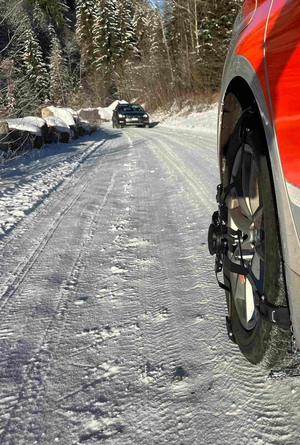 Winterrad Radkasten eines Autos mit Eiszapfen