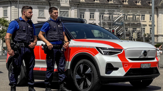 Kapo Polizeiauto mit zwei Beamten