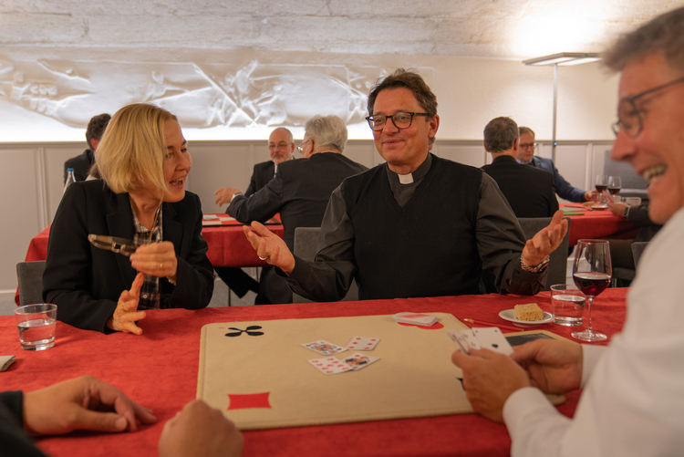 Bischofsjass 2019 Der Regierungsrat und die Delegation des Bistums Basel beim Jassen