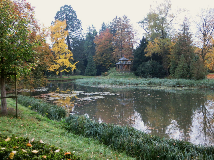 Blick über den Schlittschuhweiher zum chinesischen Pavillon des Bally-Parks in Schönenwerd.
Bildnachweis: Kantonale Denkmalpflege Solothurn