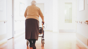 Ältere Frau am Rollator in einem Alters- und Pflegeheim