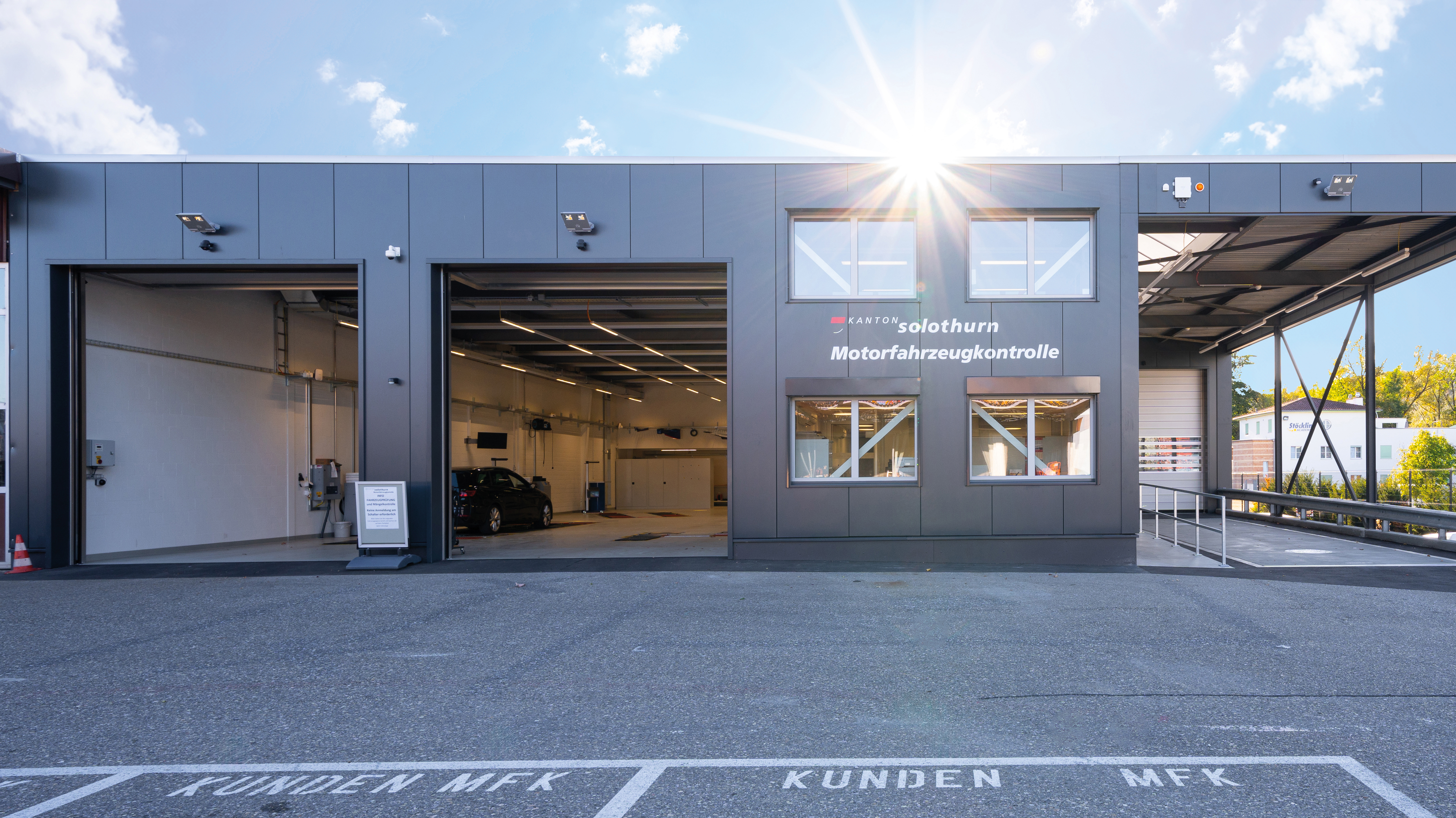 Prüfhalle und Fahrzeugwaage