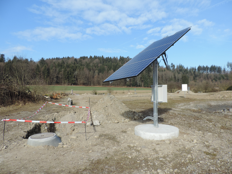 Naturreservat Aegerten Mast mit Solarpanel Naturreservat Aegerten Mast mit Solarpanel
