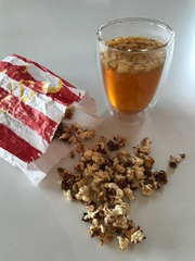 Apfeltee und Popcorn