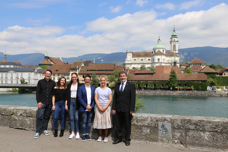 Lernende 2019 Portrait Lernende 2019 (v. links nach rechts): Florian Gerber, Denise Probst, Sina Schneeberger, Maurizio Lengo, Martina Neuenschwander, Regierungsrat Roland Heim