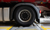 LKW macht Bremstest auf Rollen
