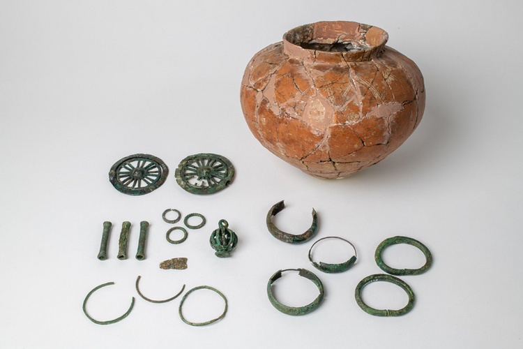 Keramiktopf und Schmuck aus Bronze