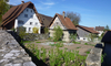 Ein Bauernhaus in Oensingen. Im Vordergrund sind eine Mauer und ein Garten.