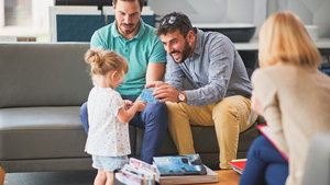 Elternbildung Bild eines Beratungsgesprächs mit einem jungen Paar