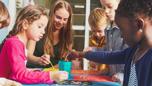 Kinder malen in einer Kindertagesstätte.