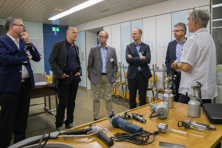 Bildungsdirektor besucht Lehrabschlussprüfungen - Gruppenfoto