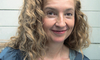 Die Malerin Verena Baumann vor weissem Hintergrund.