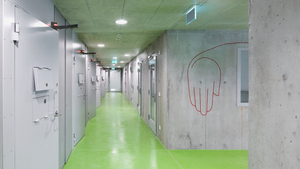 Gang mit Zellentüren in JVA Solothurn
