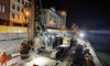 Eine grosse Maschine wird in der Nacht angeliefert. Mit dieser wird eine Bohrpfahlwand erstellt.