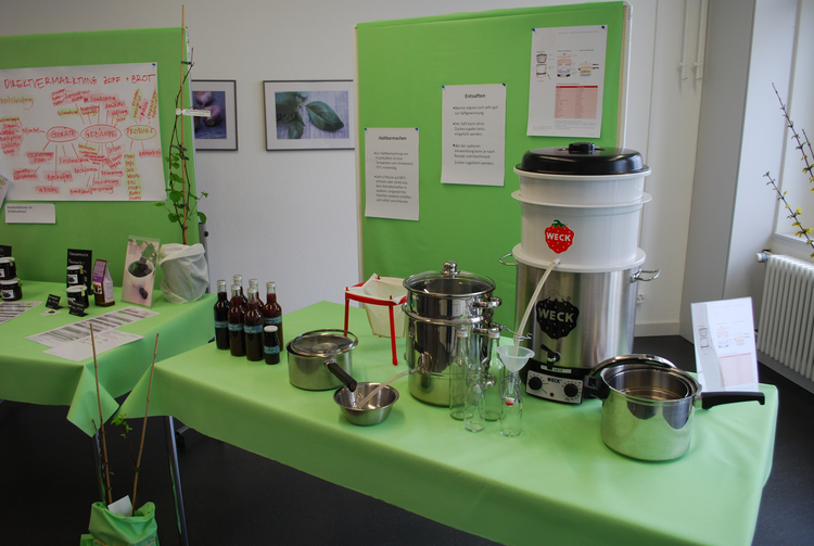 Vorstellung Arbeiten bäuerlich-hauswirtschaftliche Fachschule Entsaftungsmaschine und Pfannen im Ausstellungsraum zur Vorstellung der bäuerlich-hauswirtschaftlichen Arbeiten