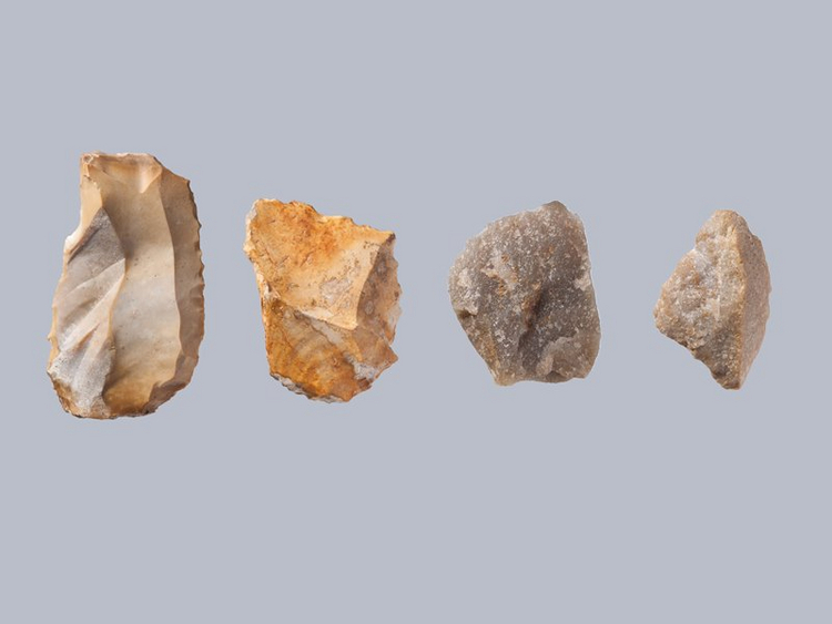 Vier Steinzeitwerkzeuge aus der Kastelhöhle