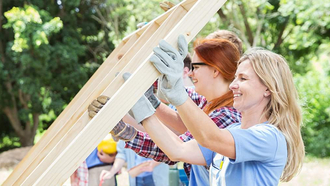 Menschen bauen ein Haus