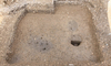 Bild 3 - Grubenhaus mit Standspuren eines stehenden Webstuhls (rechts).