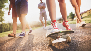 Kinder mit Skateboard