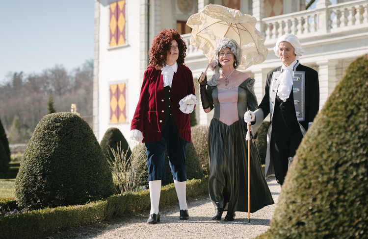 Glanz und Gloria – szenische Führung auf Schloss Waldegg Portrait im Garten des Schloss Waldegg: Claire Muster, Maya von Gunten und Susanne Im Hof