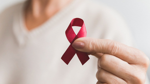 Rosa Schleife als Symbol der Solidarität mit an Brustkrebs erkrankten Frauen