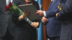 Sozialpreis Situation einer Ehrung/Gratulation mit Blumenstrauss