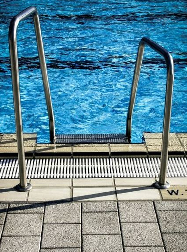 Metallleiter in ein Freibad