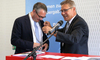Roland Fürst und Remo Ankli bei der Schlüsselübergabe 