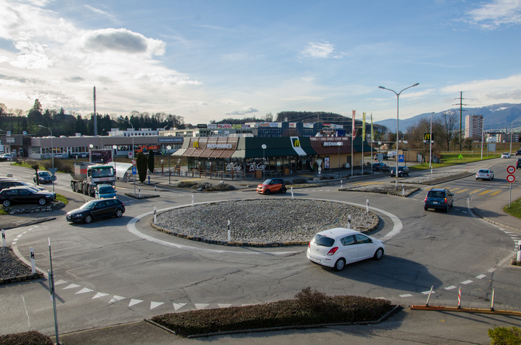 Zuchwil Luzernstrasse mit schadhaftem Kreisel bei McDonalds