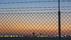 Flughafen DDI Stock 009 Blick durch Zaun zu Flughafengelände bei Abenddämmerung
