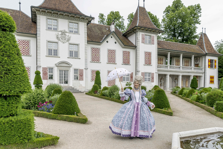 Madame de Coin in barocker Kleidung vor dem Schloss Waldegg