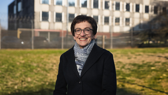 Marianne Jeger vor dem Untersuchungsgefängnis Solothurn
