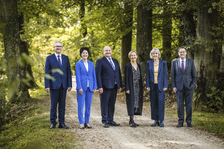 Solothurner Regierung 2024 Original Solothurner Regierung 2024 von links nach rechts: Dr. Remo Ankli, Departement für Bildung und Kultur, Sandra Kolly, Bau- und Justizdepartement, Landammann Peter Hodel, Finanzdepartement, Susanne Schaffner, Departement des Innern, Brigit Wyss, Volkswirtschaftsdepartement, Andreas Eng, Staatsschreiber