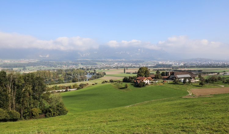 Sicht von Nennigkofen Richtung Jura. Die Aare, aber auch Siedlungsraum, Industrie und Landwirtschaft prägen das Mittelland. 
