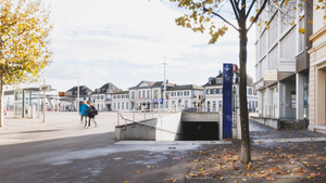 Foto des Gebäudes vom Ausweiszentrum und im Hintergrund Bahnhof Solothurn