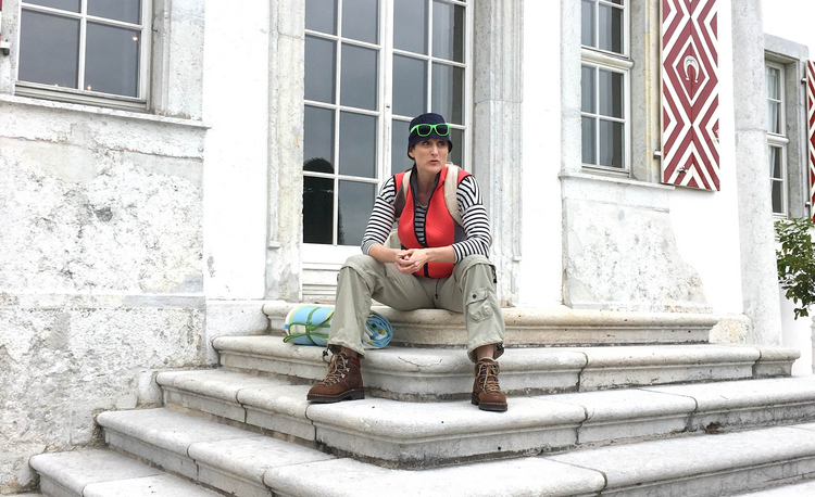 Offline – Führung für Kinder Museumspädagogin Manuela Glanzmann auf der Treppe des Schloss Waldeggs