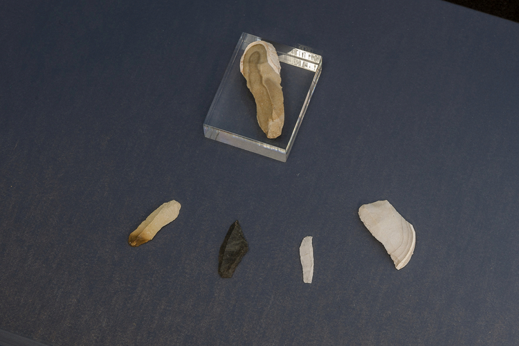 Feuersteingeräte aus dem Chesselgraben verraten die Anwesenheit des Menschen vor 16‘000 Jahren. (Foto: Jürg Stauffer)
