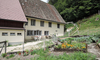 Ein Bauernhaus in Hägendorf mit einem Garten im Vordergrund.