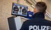 Polizist sichtet Messdaten am Bildschirm