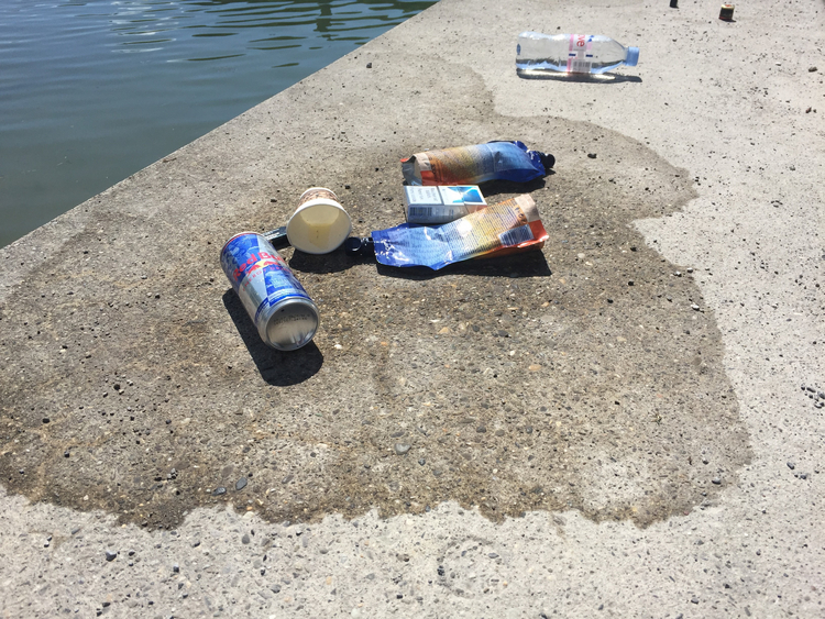 Abfall bei Bootsanlegestelle