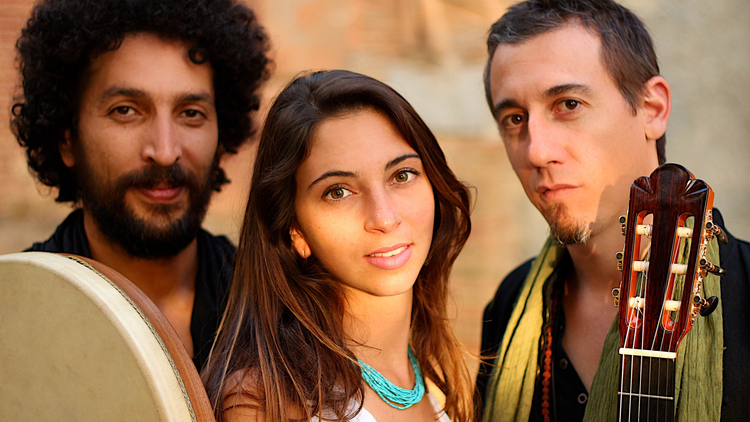 Pueblos de la Nostalgia Trio Oshumaré: Lamin Seraoui, Alice Martin und Gabriel Pancorbo