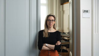 Katrin Haueter steht vor dem Gerichtssaal