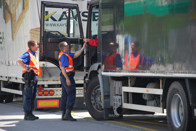 Kontrolle Schwerverkehr Polizisten kontrollieren einen Chauffeur