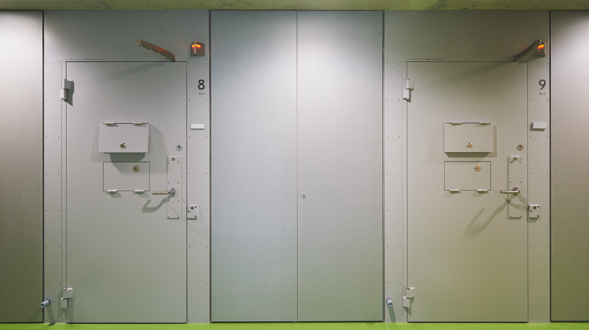 Zwei verschlossene Zellentüren