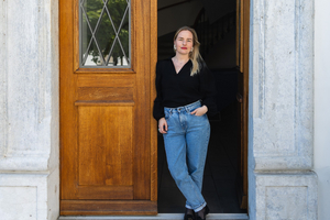 Magdalena Küng Magdalena Küng steht vor der Eingangstüre des Departement des Innern.