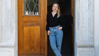 Magdalena Küng steht vor der Eingangstüre des Departement des Innern.