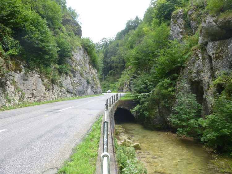 Erschwil Lange Brücke Ein Bach der unter einer Strasse durchführt.