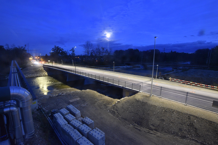 Die neu erstellte Emmebrücke zwischen Luterbach und Zuchwil im Mondlicht