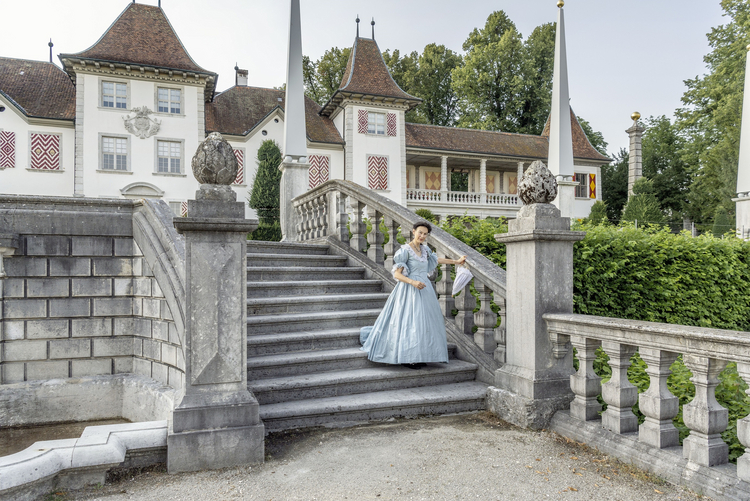 Marie-Christine Egger auf der Treppe des Schlosses Waldegg