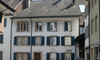 Blick in die Marktgasse in Olten. Sicht auf ein Gebäude mit Fenstern und grünblauen Fensterläden. 